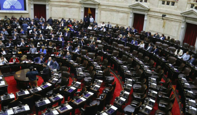 Exigen al Gobierno no congelar la AUH ni la discapacidad