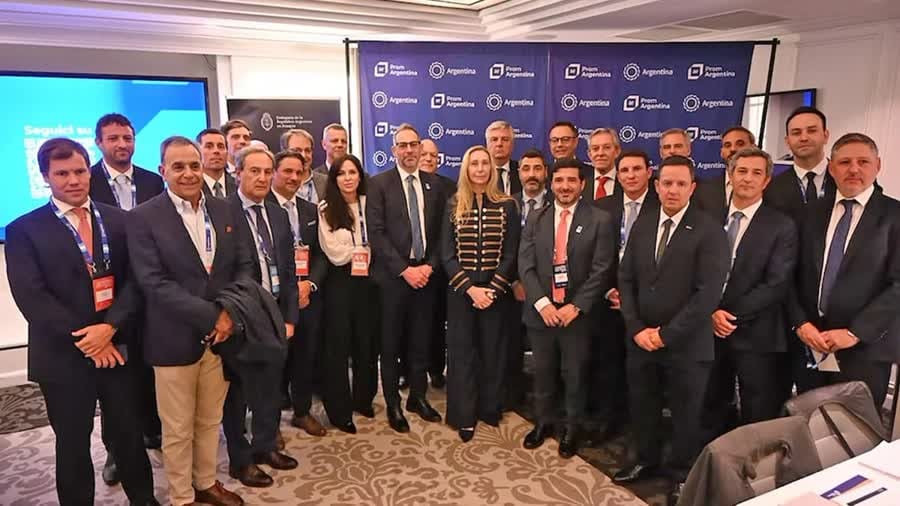 La pesca argentina busca superar trabas en el exterior y proyecta exportaciones por US$ 2.000 millones Delegación de empresarios y funcionarios del sector pesquero argentino reunidos