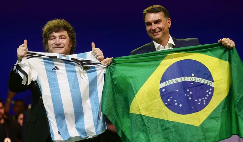 Tras su paso por Misiones, Flávio Bolsonaro reconoció el apoyo de Milei para abandonar Brasil