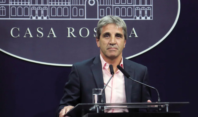Furia en redes: Caputo llamó «Es un es…» a una economista