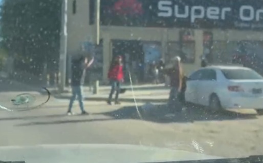 Violencia a plena luz del día: un hombre disparó y amenazó de muerte a otro en la entrada de un comercio en Kilómetro 5