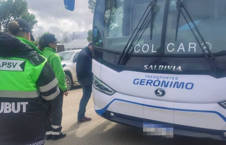 Agentes de la APSV fiscalizando un colectivo de la empresa Transportes Gerónimo