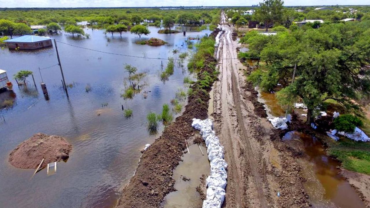 Las inundaciones provocadas por El Niño dejaron más de 2.000 evacuados y dos muertos en el Litoral Más de 2.000 evacuados por graves inundaciones en el Litoral