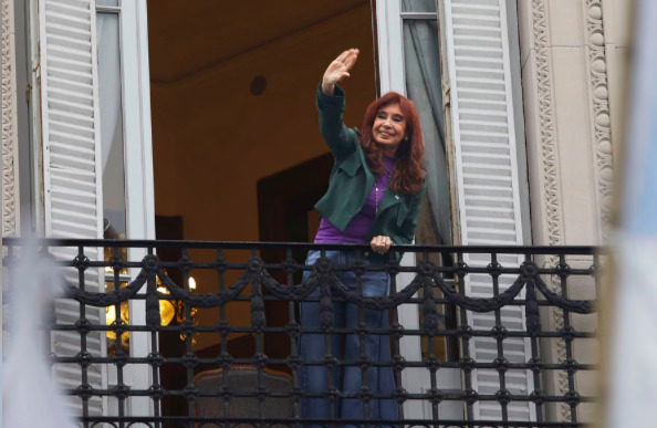 Marea humana en San José 1111: Militancia con Cristina Kirchner