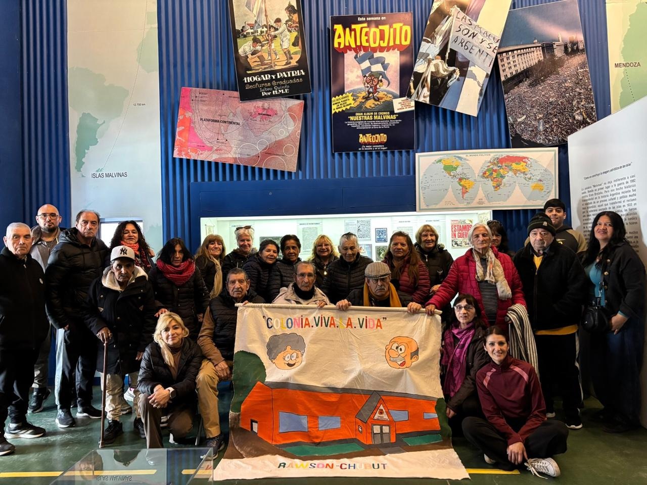 PERSONAS MAYORES DE LA COLONIA “VIVA LA VIDA” VISITARON EL MUSEO DEL SOLDADO DE MALVINAS