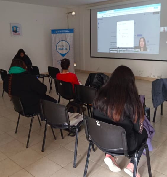 Nutriendo futuro 2.0 avanzó con una capacitación en alfabetización digital para sus beneficiarias