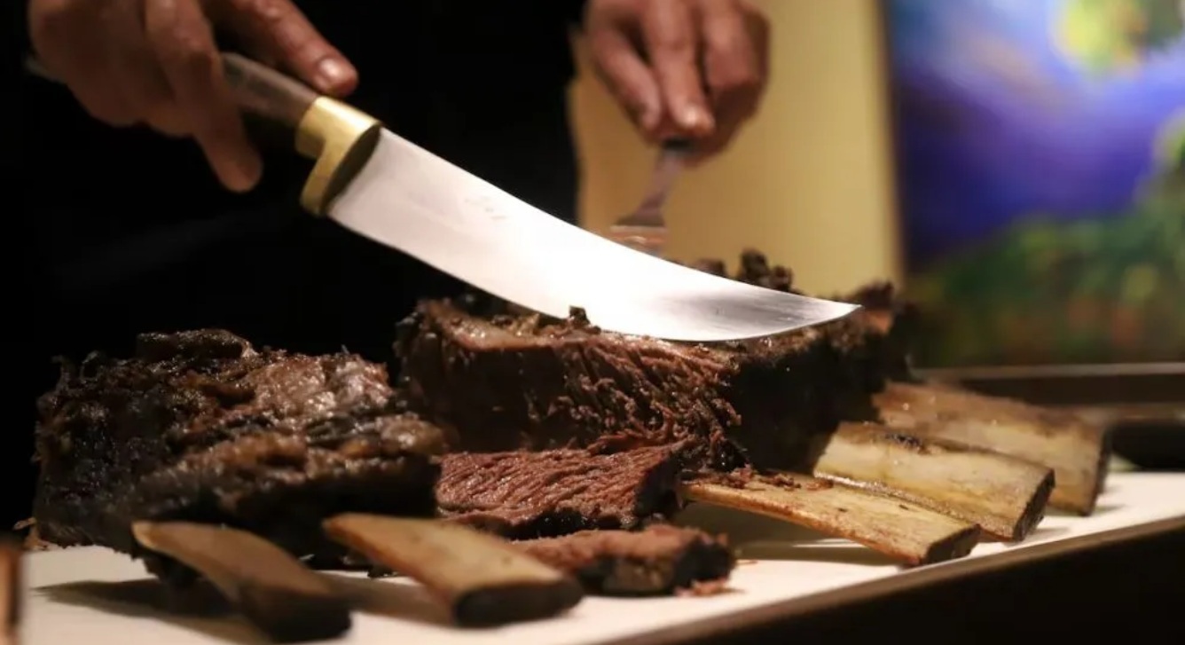 ¡Paradoja histórica! La carne bate récord afuera y toca piso histórico acá