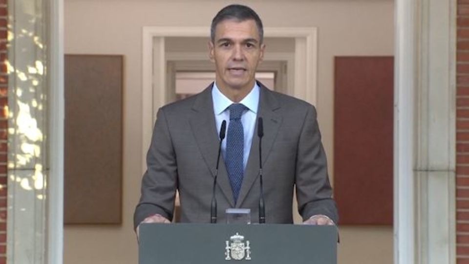 Pedro Sánchez adelanta las elecciones en España al 29 de noviembre tras la crisis de la vivienda Pedro Sánchez en un podrio con dos micrófonos