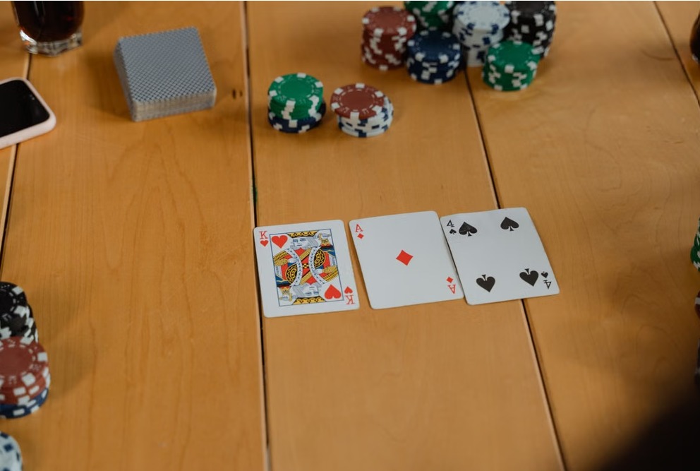 https://www.pexels.com/es-es/foto/juego-partido-poker-poquer-7329531/ 