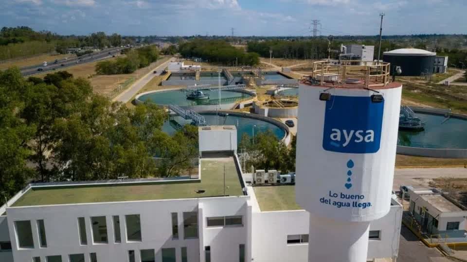 Privatización de AySA: el Gobierno oficializó cuándo se conocerán las ofertas económicas por el 90% Planta de tratamiento y logo de la empresa estatal AySA