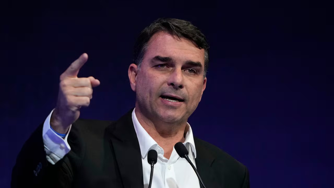 Revelan detalles del vuelo privado contratado en Puerto Iguazú y vinculado a Flávio Bolsonaro