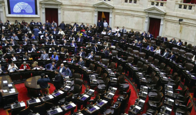 Revelan quiénes son los diputados que blindaron el DNU 70