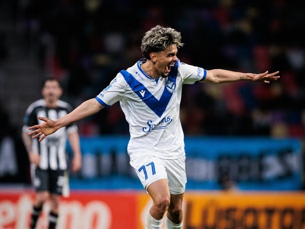 ¡Épico! Golazo de chilena y triplete histórico en la goleada de Vélez