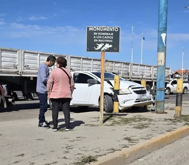 Accidentes en Comodoro Rivadavia: un camión embistió a un auto en pleno centro y una moto despistó por la lluvia