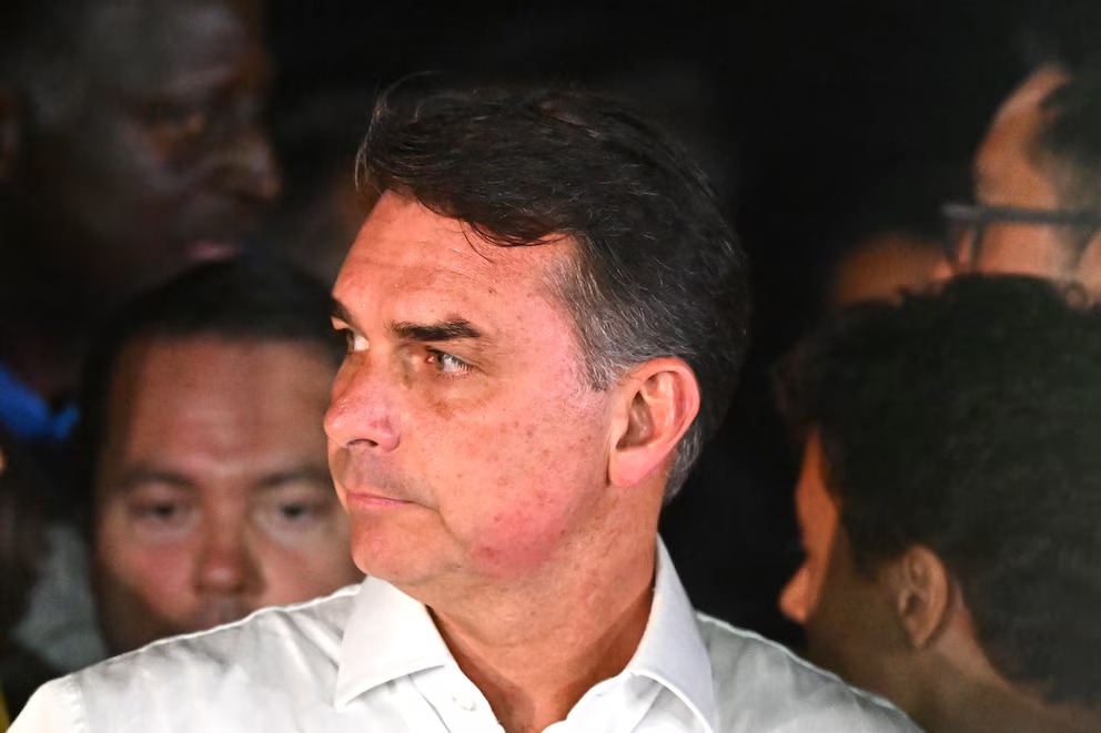 Avión retenido en Iguazú: investigan un presunto plan de fuga de Flávio Bolsonaro a Estados Unidos