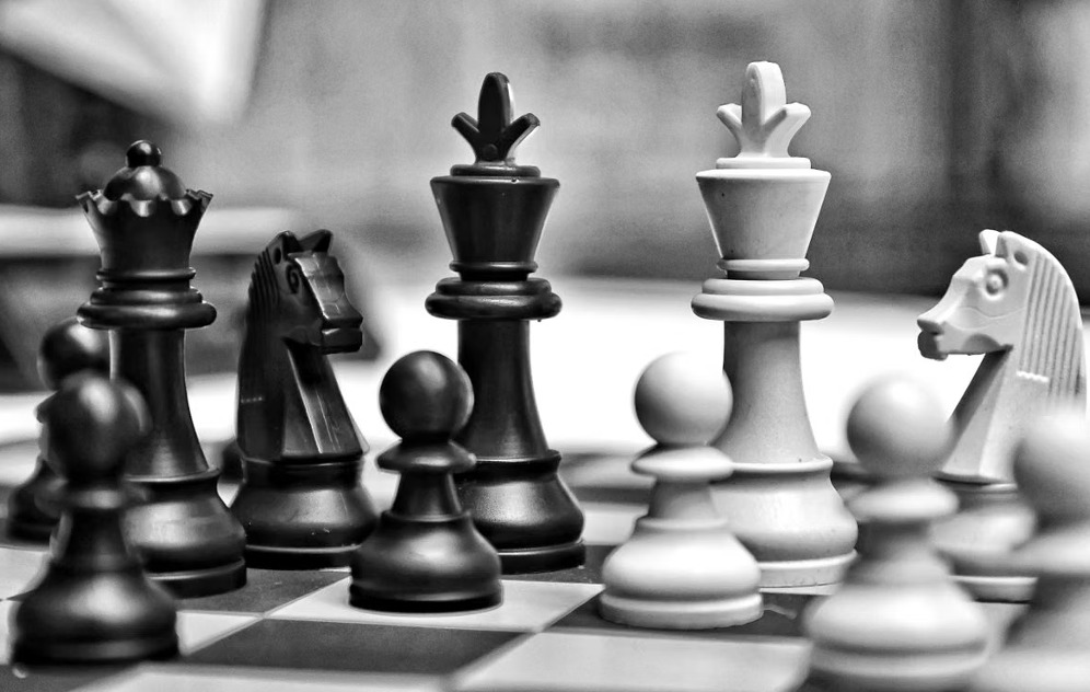 https://www.pexels.com/es-es/foto/blanco-y-negro-juego-partido-ajedrez-13088197/ 