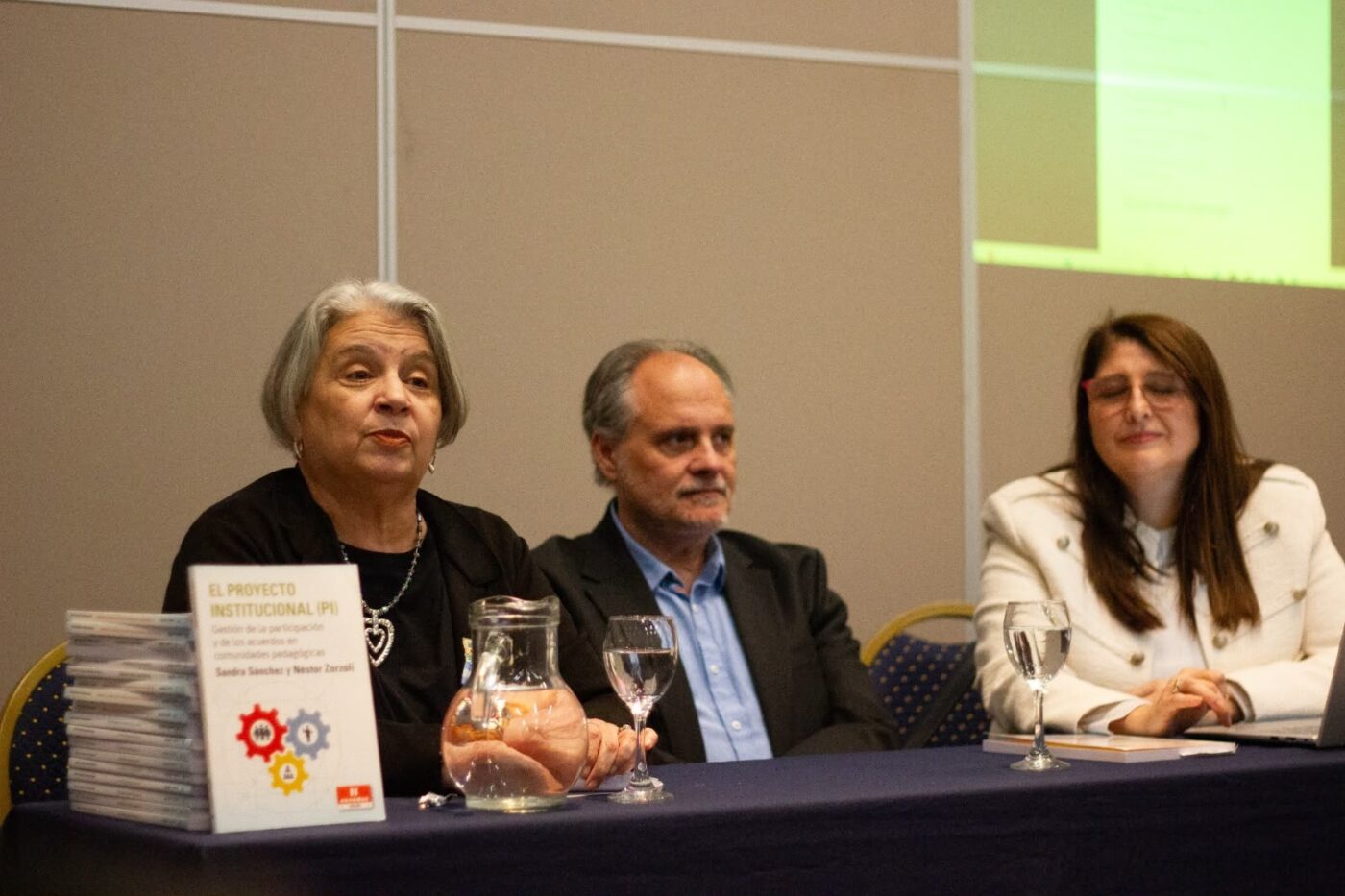 Chubut presentó en la Feria del Libro de Trelew una publicación sobre el fortalecimiento de la gestión educativa territorial