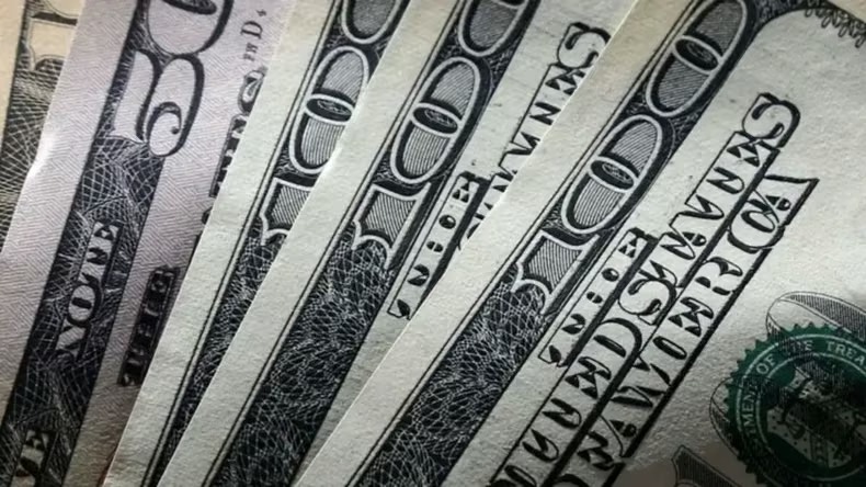El dólar oficial alcanzó un nuevo máximo histórico de $1.560 y el BCRA suma reservas