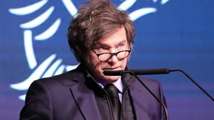 Sin PASO y con la mirada en 2027: el Gobierno lanzó la campaña en París mientras el peronismo reorganiza su estrategia Javier Milei con un micrófono