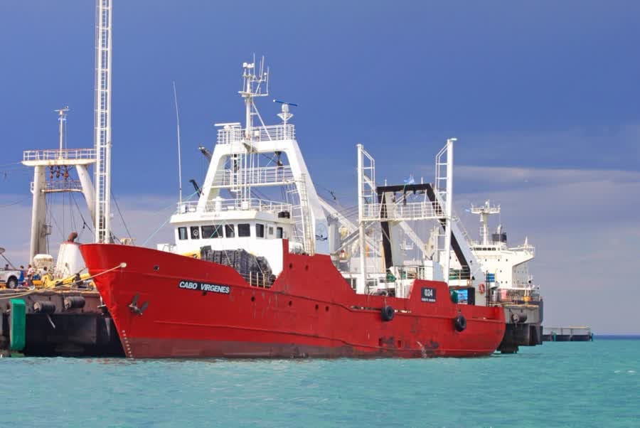 Murió un marinero a 200 millas de Puerto Deseado: se frustró la aeroevacuación de Prefectura y la Justicia investiga el hecho Buque pesquero de casco rojo y superestructura blanca llamado "Cabo Vírgenes", amarrado en un muelle