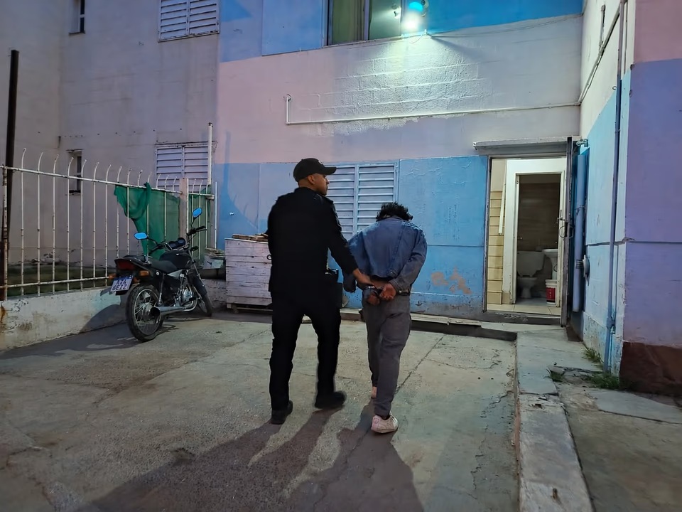 ¡Robó un queso, atacó a una policía y terminó arrestado en Comodoro!