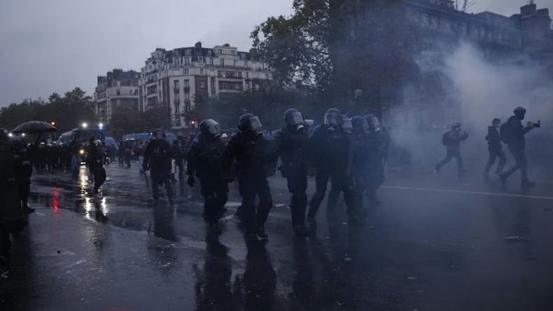 Crisis en Francia: casi mil detenidos y graves enfrentamientos tras masivas protestas por el costo de vida