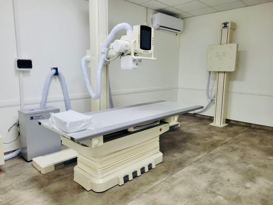 Equipo de rayos X digital en una sala de diagnóstico por imágenes