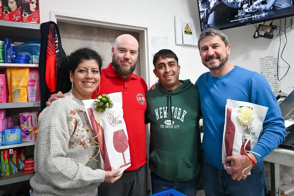 “Nos permitió tener todo en regla en pocas semanas”: vecinos y comerciantes de Trelew valoran la habilitación digital Gerardo Merino visita a comerciantes del autoservicio Las Mil
